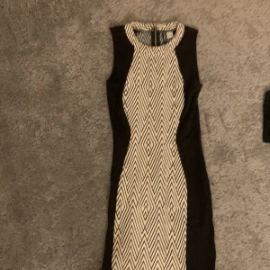 Klänning  - Hej jag säljer den här då jag inte andvänt den på några år. Den passar mig (jag är 169) och materialet är stretchigt. 