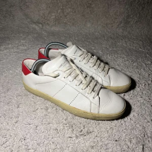 Saint laurent skor - Säljer Saint Laurent skor | storlek: 42, sitter oftast 0,5 storlek stort | Nypris: 7500kr, pris: 1799kr | Ingår: skor | Skorna är i mycket bra skick 🤩| Vid frågor tveka inte på att skicka ett meddelande till oss! 📩