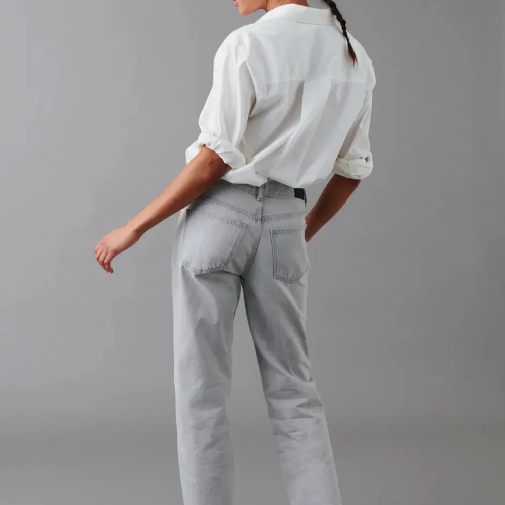Säljer dessa lågmidjade ljusgråa jeansen från Gina tricot🩶🩶🩶. Jeans & Byxor.