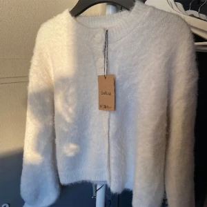 Vit kofta - Så fin tröja med knappar, (sellpy lappen är bortriven)