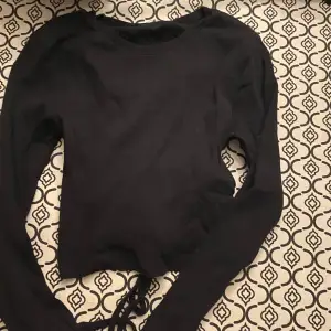 Säljer nu denna långärmade tröja med öppning med band i ryggen. Fint skick och använd fåtal gånger. 