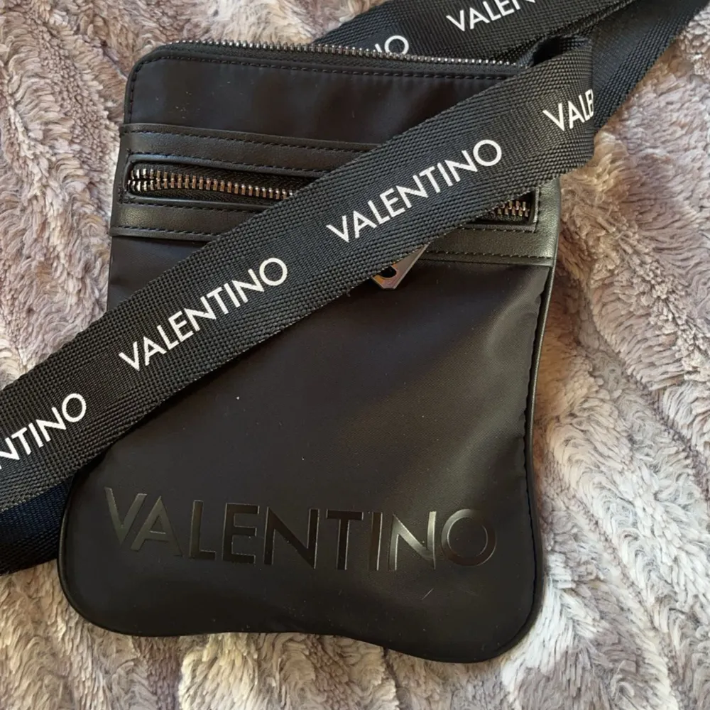 Valentino axelväska, använt lite den är som en ny. Nytt pris runt 900kr. Väskor.