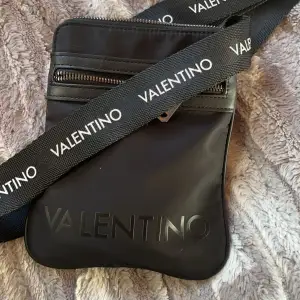 Valentino axelväska, använt lite den är som en ny. Nytt pris runt 900kr