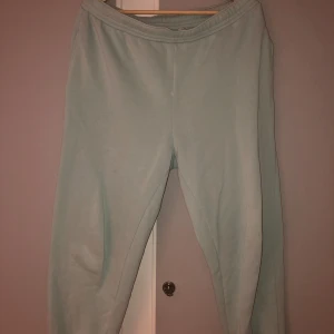 Mintgröna mjukisbyxor - Mintgröna mjukisbyxor ifrån H&M i storlek L. Fint skick och inga synliga tecken på användning förutom på insidan där materialet blivit lite nopprigt, men inget man märker när man använder de. Väldigt sköna och tjocka - säljer även matchade hoodie.