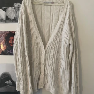 Stickad kofta  - Kabel stickad cardigan med knappar. Står storlek 48/50, jag skulle säga att de är storlek M-L. Jag brukar ha storlek xs-s men har använt denna oversize vilket oxå är superfint!