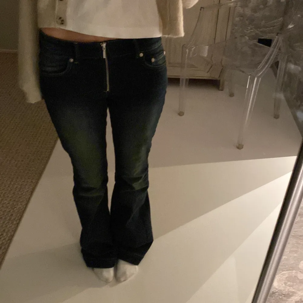 Säljer super coola jeans från weekday!!😍 De är lite slitna längst ner (se bild 4), men som inte är synligt. Säljer då de är lite för långa på mig som är 165cm. Hör av dig om du vill ha fler bilder osv. 💕😊. Jeans & Byxor.