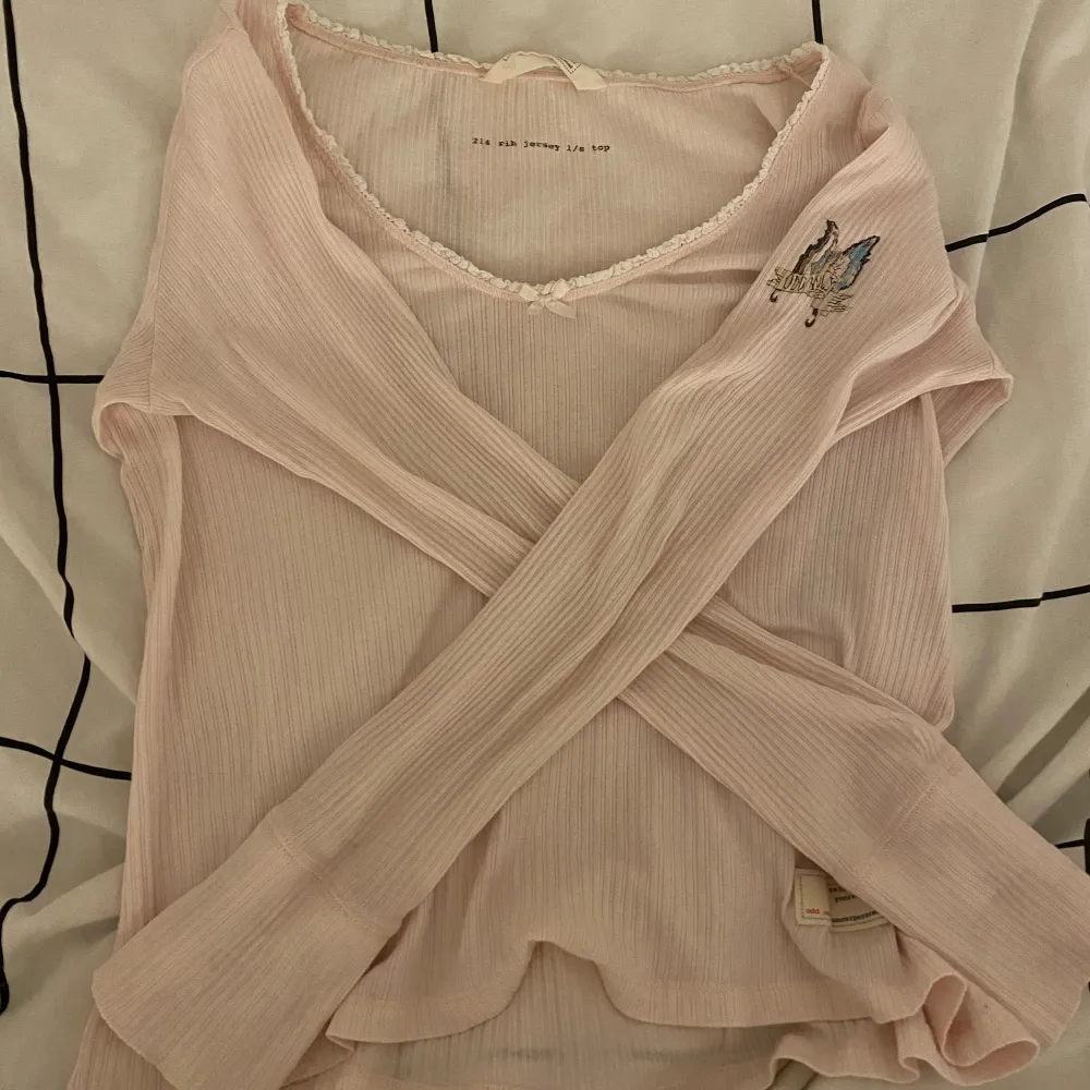 Jättesöt rosa tröja från odd Molly, fick av en kompis och nästan aldrig använd för att den är för kort i magen💕 det står ingen storlek men skulle säga att det är xs. Tröjor & Koftor.