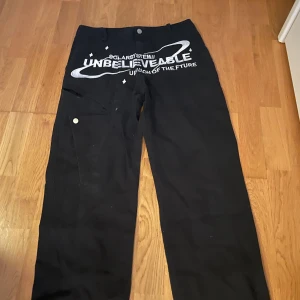 Y2k - Säljer dessa coola graphic jeans, de är i bra skick men är lite slitna vid änden av byxan.  