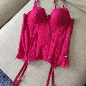 Kan vara modern blus  - Aldrig använt, passar bra som blus till sommaren.