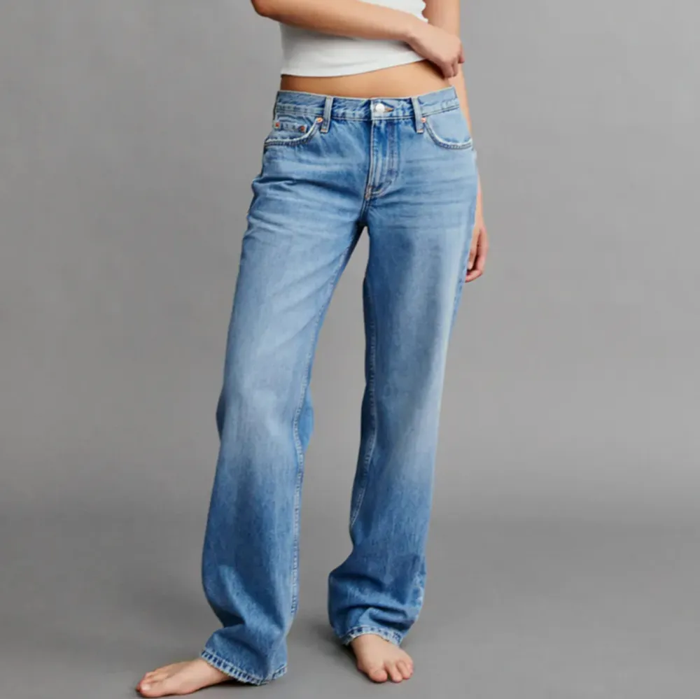 Säljer mina low straight jeans i storlek 36. Köpta från Gina tricot för 500kr. Säljer då jag inte har någon användning av dom längre. Skicket är bra, inga defekter som hål eller fläckar. . Jeans & Byxor.
