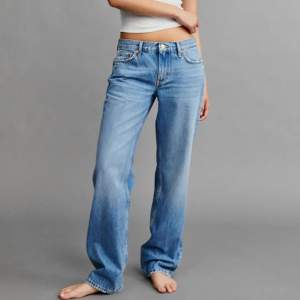 Säljer mina low straight jeans i storlek 36. Köpta från Gina tricot för 500kr. Säljer då jag inte har någon användning av dom längre. Skicket är bra, inga defekter som hål eller fläckar. 
