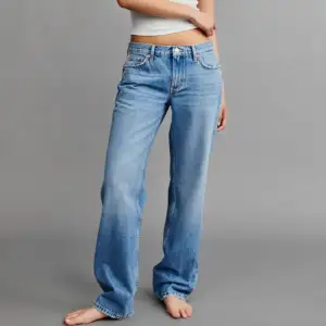 Säljer mina low straight jeans i storlek 36. Köpta från Gina tricot för 500kr. Säljer då jag inte har någon användning av dom längre. Skicket är bra, inga defekter som hål eller fläckar. 