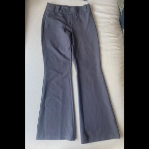 Design By Si kostymbyxor, grå, storlek S - Kostymbyxor från Design By Si, modellen kallas Belo Pants. Storlek S. Använda fåtal gånger, mycket fint skick!