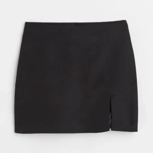 Svart minikjol - Säljer min svarta minikjol från HM med slits. Perfekt till sommaren 🖤🪩👯‍♀️