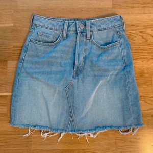 Blå ljusblå jeanskjol/kjol i storlek 36 - Fint skick!