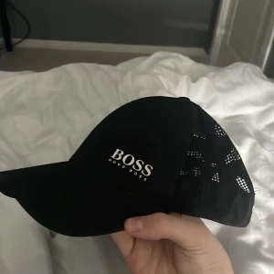 Hugo boss keps - Hej jag säljer nu min Hugo boss keps för den aldrig används jag köpte denna för ca ett år sedan den är i fint skick kom med frågor och prisförslag privat