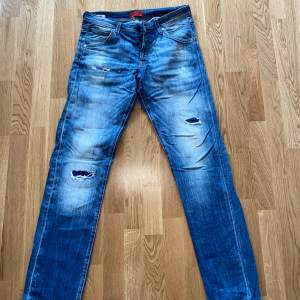 Snygga grish jeans från j&j  Snygga slitningar och perfekt färg  Sitter slim/straight och e perfekta för våren och sommaren