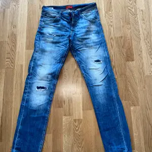 Snygga grish jeans från j&j  Snygga slitningar och perfekt färg  Sitter slim/straight och e perfekta för våren och sommaren