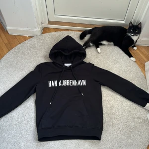 HAN KJØBENHAVN LOGO PRINT - En stilren hoodie från det danska modehuset! Inte 100% på om jag vill sälja den men men. Utmärkt skick. Sann till storlek. Nypris ligger på ca 4000kr men säljer den nu för 999kr. Modellen på sista är 180cm. Kom gärna med funderingar🙌.