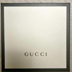 Klassiskt Gucci-bälte som jag har köpt på webbsidan VESTAIRE COLLECTIVE(ni kan se att bälte var legitimerade av dem på sista bilden), men passar inte på min midja.  ⚠️ innehåller låda; ⚠️ längd 85 cm och bredd 4cm; ⚠️ Begagnade.
