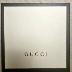 Klassiskt Gucci-bälte - Klassiskt Gucci-bälte som jag har köpt på webbsidan VESTAIRE COLLECTIVE(ni kan se att bälte var legitimerade av dem på sista bilden), men passar inte på min midja.  ⚠️ innehåller låda; ⚠️ längd 85 cm och bredd 4cm; ⚠️ Begagnade.