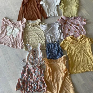 Barnkläder: flicka stl 128-134 - Barnkläder: flicka 128-134  Sommarkläder fläckfria och fina  Pris: 400 kr för paketet  Styckpris: 20-40 kr 