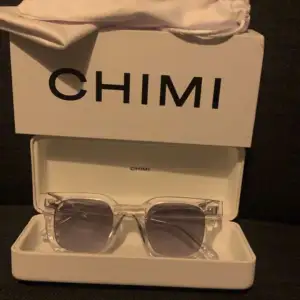 Säljer dessa snygga Chimi 04 Clear i skick 8/10 knappt använda köpta på NK i Göteborg, dom är perfekta nu inför sommaren🕶️☀️ Kan gå ner i pris vid snabb affär! Tveka inte på frågor🔥😉