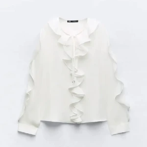Zara vit blus - Super fin blus i bra skick inga defekter från zara, jag tror inte denna blus säljs längre men tror den kostade 359 innan S!🫶🏻🥰💕