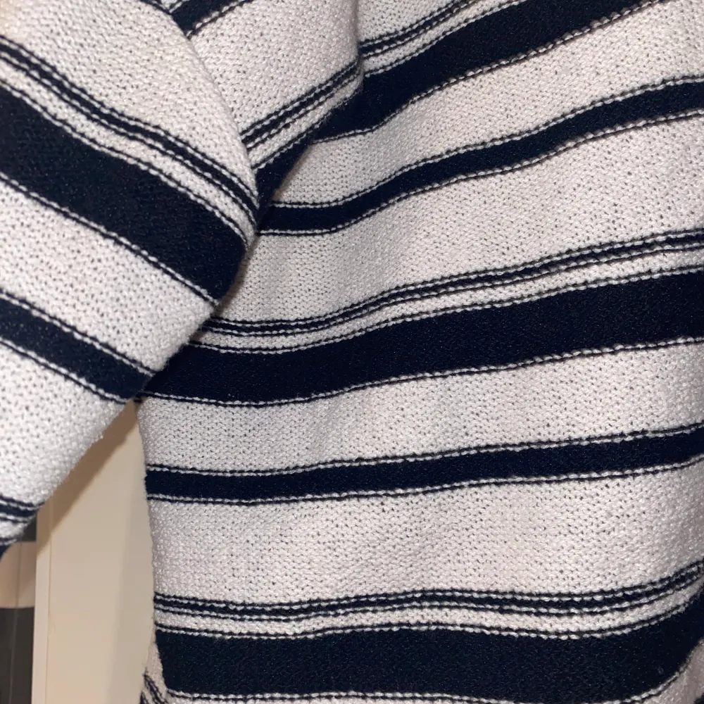 striped mellan kort stickad tröja i bra skick, knappt använd!. Tröjor & Koftor.