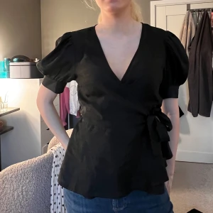 Svart blus - Suuuper snygg svart blus. Köpt för ca 3 år sedan.💓