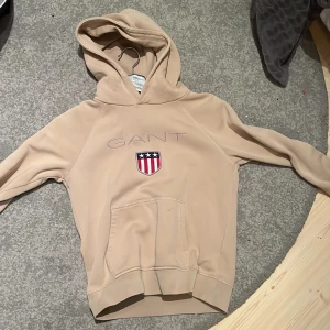 Gant hoodie - Säljer gant hoddie, varsamt använd och bra skick. Storlek 146-152