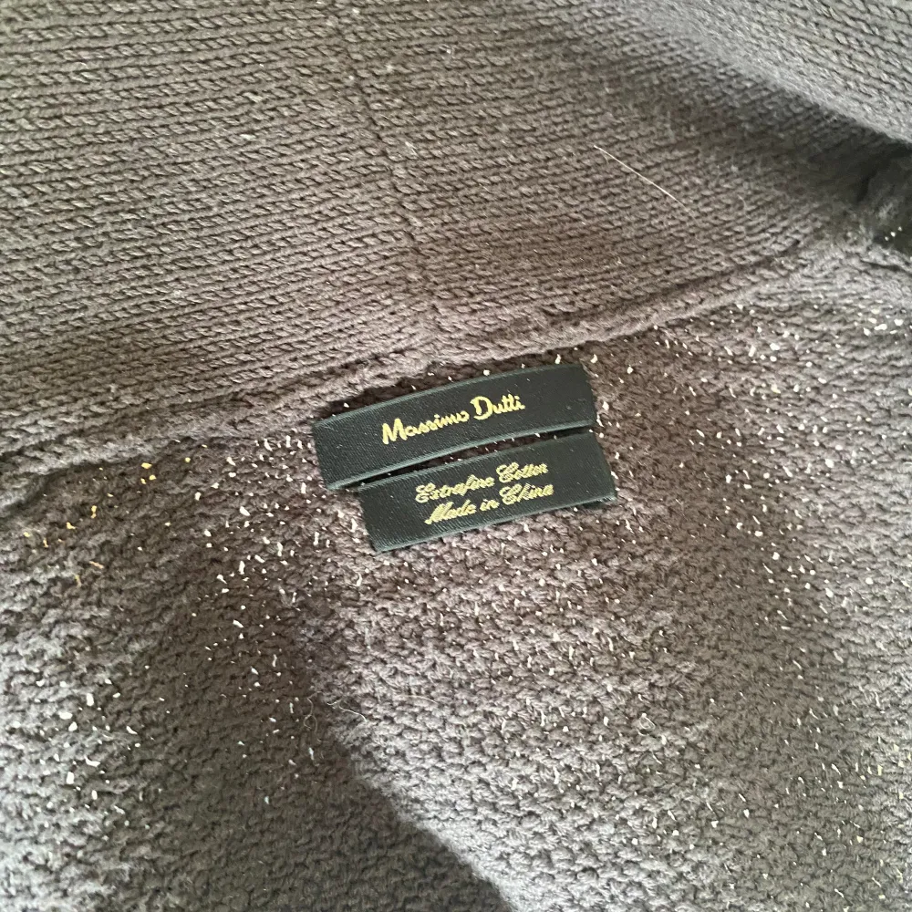 Tjena jag säljer en knappt använd cardigan från Massimo Dutti, st M och passar bäst på folk över 180. Nypris 699. . Stickat.