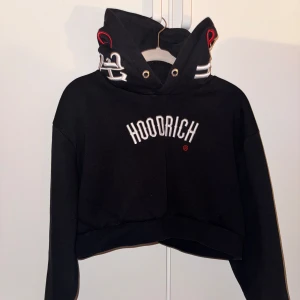 Croppad hoodrich hoodie  - En lite kortare hoodie, svart med vita och röda detaljer. Superfint skick Storlek M skulle nog säga att den passar båda storlekar upp och ner  Nypris 800kr