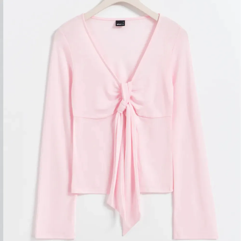 Säljer den här trendiga rosa toppen från Gina tricot, använd 1 gång så den är i nyskick. Köpt för 300kr och säljer den för 170kr💕. Toppar.