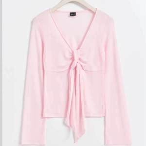 Säljer den här trendiga rosa toppen från Gina tricot, använd 1 gång så den är i nyskick. Köpt för 300kr och säljer den för 170kr💕