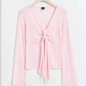 Säljer den här trendiga rosa toppen från Gina tricot, använd 1 gång så den är i nyskick. Köpt för 300kr och säljer den för 200kr💕