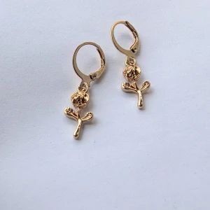 Guldfärgad örhängen med blommhänge - Nya  Okänd metall 