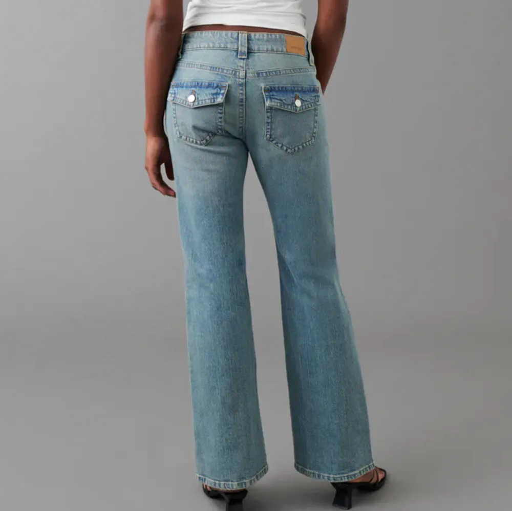 Säljer dessa y2k jeansen från Gina då dom inte kommer till användning, har haft dom i drygt en månad och bara använt 2 gånger, tveka inte om frågor 🩷🩷🩵. Jeans & Byxor.