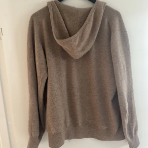 Soft goat zip tröja  - Beige softgoat zip tröja säljer billigt pga hål i tröjan 