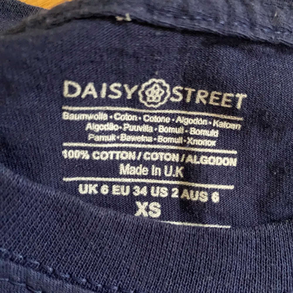 Marinblå t-shirt från Daisy street i storlek xs. Nypris 300, säljer för 70.. T-shirts.