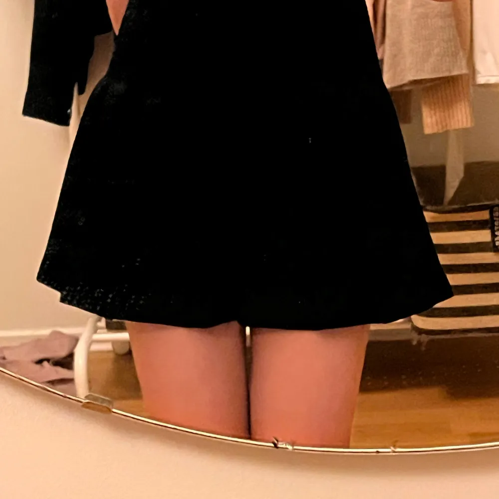 Supersnygg svart minikjol som är perfekt till våren och sommaren ❤️ . Kjolar.