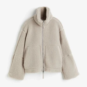 Teddy Jacka - Super fin teddy jacka från Hm! Som ny och i storlek XL men små i storlek så passar mig som brukar ha S med snygg oversize passform🫶🏽 slutsåld så går inte att få tag på längre💗 tryck gärna på köp nu😊