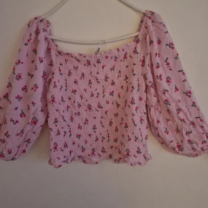 Blommig blus - Stl L. Inte använd (inte min stil) köpt från Newyorker . Gammalt pris 149 nu; 40 kr. Kan vara liten i storleken 