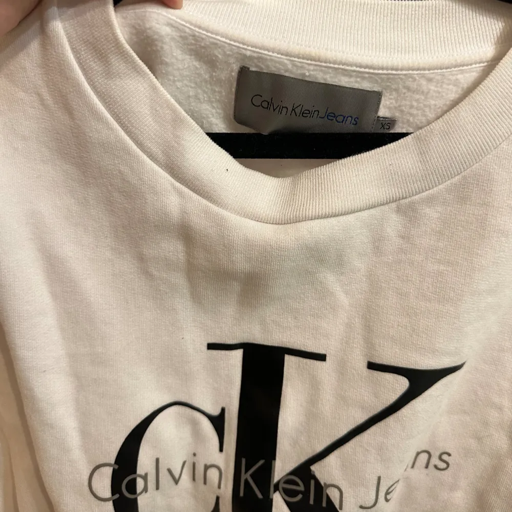 Calvin Klein tjocktröja vit, köpt på designer only, i storlek xs men passar en s med!bra skick . Tröjor & Koftor.
