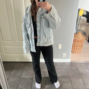 Jeansjacka  - Ljusblå jeansjacka från Mango, perfekt nu till sommar och våren ☀️I storlek Large men passar mig som vanligtvis har M, blir perfekt oversized 🫶