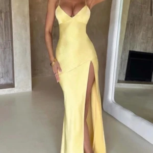 Balklänning  - Jättefin balklänning, aldirg använd bara testad, säljer pga att jag hittat en balklänning 