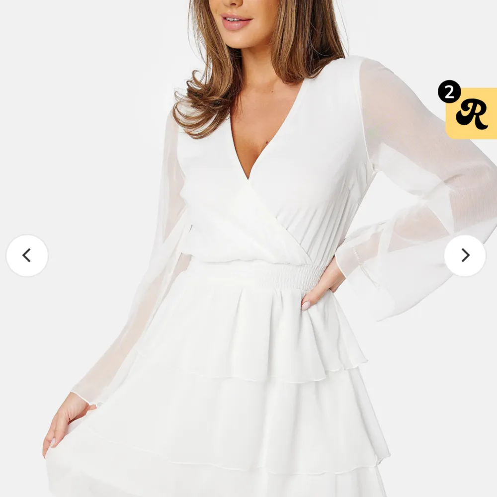 SUPERFIN och perfekt klänning från bubbleroom. Alina frill dress som är slutsåld på hemsidan. Aldrig använd och prislappen kvar 🫶. Klänningar.