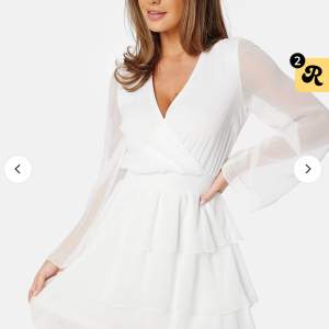 SUPERFIN och perfekt klänning från bubbleroom. Alina frill dress som är slutsåld på hemsidan. Aldrig använd och prislappen kvar 🫶