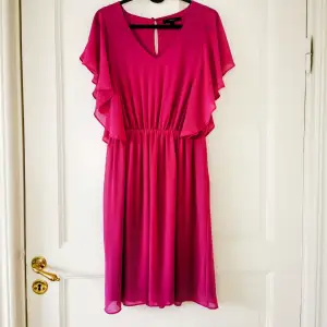 Dress from Lindex size XS. Worn very few times. Has a small detail in the back down part (see pic 5), otherwise very good condition. 