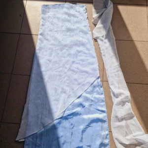 Handsydd Lång Klänning - dragkedja bak Matchande sjal till Kan sy till straps för 30 extra kr annars så skickar jag dem med klänningen. Fin balklänning då den glittrar i solljus